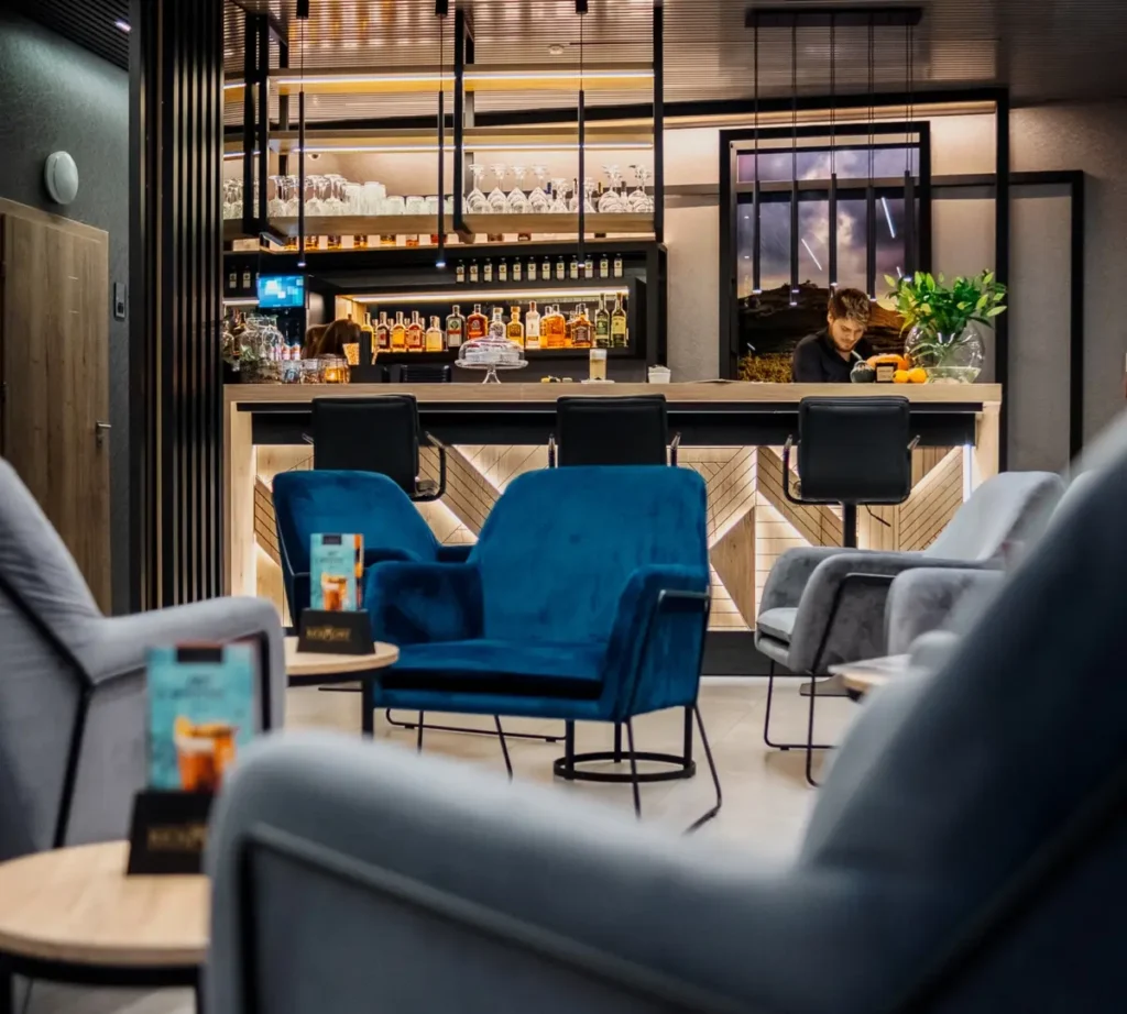 Relaks przy drinku w Lobby Barze – restauracja Szklarska Poręba 4 Seasons.